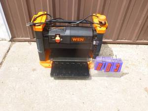 Wen 12 12 wood planer. Lightly used condition. Tested & works. As shown.