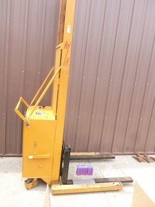 Rol-Lift pallet lift. 1500 lbs. 78 lift. 12 volt battery operation with built in charger. Tested & works. As shown. THIS ITEM HAS A RESERVE.
