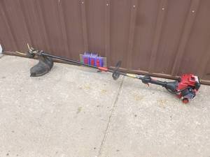 Troy Bilt 2 cycle weed trimmer. Used condition. Tested & works. As shown.