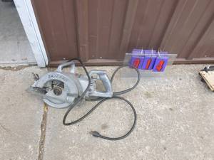 Skil Brand worm drive saw. Used condition. Tested & works. As shown.