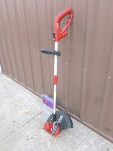Craftsman 110 volt weed trimmer. Tested & works. As shown.