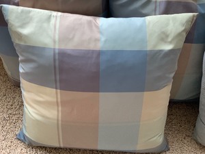 lot 7 image: Five Decorative Throw Pillows