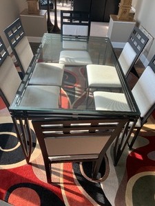 lot 4 image: Contemporary Style Dining Room Table and Chairs