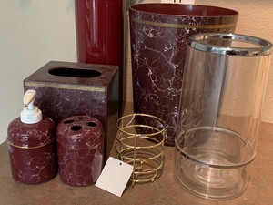 lot 21 image: Bathroom Accessories