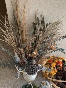 lot 24 image: Variety of Home Decor Items