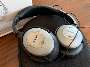 lot 29 image: Bose Noise Canceling Headphones