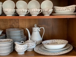lot 59 image: Stylehouse China Dish Set