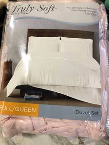 lot 101 image: Truly Soft Duvet Cover Set Blush FullQueen, New