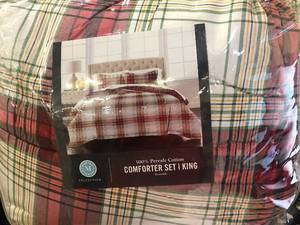 lot 126 image: Martha Stewart Collection Plaid Percale 3-Piece King Comforter Set, NEW