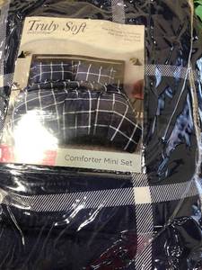 lot 128 image: Printed Windowpane 2-Piece WhiteNavy Microfiber Twin XL Comforter Set, CS3860NWTX, NEW