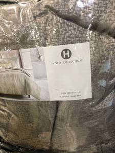 lot 140 image: Hotel Collection Terra Comforter, King, NEW
