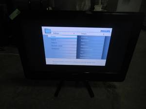 lot 28 image: PHILIPS 32 720p LCD HDTV w Digital Crystal Clear - 32PFL3403D27