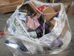 lot 317 image: WHOLESALE MIXED PALLET OF OUTDOOR AND INDOOR SMALL HOUSEWARES