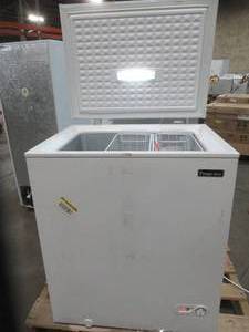 lot 216 image: Magic Chef 5.0 cu. ft. Chest Freezer White, HMCF5W4. Runs and Cools - Slight Scratch and Dent.