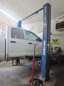 lot 107 image: BEND PAK ASSYMETRICAL AUTOMOTIVE HOIST