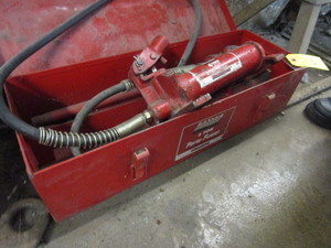 lot 115 image: BANNER HYDRAULIC HAND PUMP