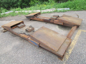 lot 117 image: AUTOMOTIVE HOIST