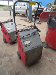 lot 201 image: SOLAR OCTANE SERIES PORTABLE BATTERY CHARGER AND ENGINE STARTER