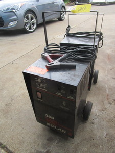 lot 203 image: SOLAR PORTABLE BATTERY CHARGER AND ENGINE STARTER