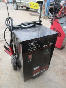 lot 204 image: SOLAR PORTABLE BATTERY CHARGER AND ENGINE STARTER