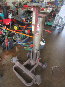 lot 213 image: GRAY AIR LIFT BUMPER JACK