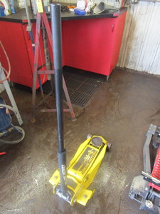 lot 216 image: YELLOW JACKET SUPER DUTY FLOOR JACK