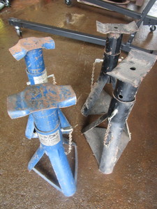 lot 222 image: ASSORTED JACK STANDS