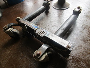 lot 226 image: HYDRAULIC VEHICLE POSITIONING JACK