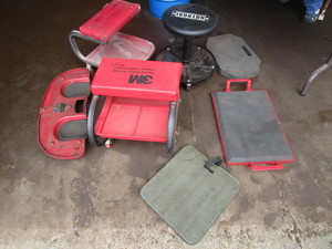 lot 232 image: ASSORTED AUTO SHOP STOOLS, ROLLING KNEE PADS, ETC