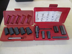 lot 282 image: HUB CAP AND WHEEL LOCK REMOVAL KITS