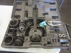 lot 288 image: SPX HUB TAMER FRONT WHEEL DRIVE SERVICE TOOL SET