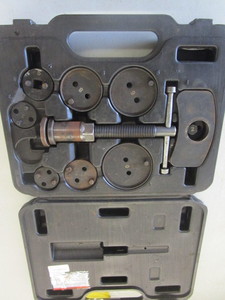 lot 305 image: MADDOX DISC BRAKE PAD AND CALIPER SERVICE TOOL KIT