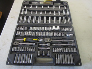 lot 344 image: STANLEY 110 PC MECHANICS TOOL SET