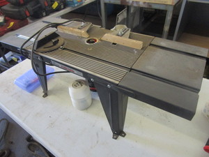 lot 350 image: CRAFTSMAN ROUTER TABLE WITH ROUTER AND BITS