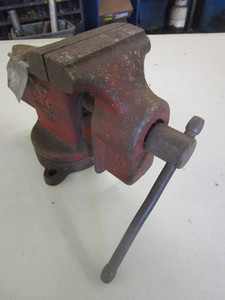 lot 362 image: BENCH MOUNT VISE WITH 4 JAWS