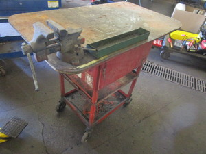 lot 371 image: MAC  TOOLS ROLLING WORKBENCH WITH ATTACHED VISE
