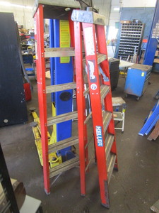 lot 375 image: KELLER FIBERGLASS STEP LADDERS