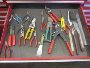 lot 383 image: TIN SNIPS, WIRECABLE  CUTTERS, NEEDLE NOSE PLIERS, ETC.