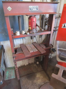 lot 401 image: RED ARROW 20 TON PRESS