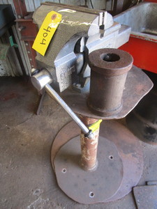 lot 404 image: PRO GRADE, HEAVY DUTY, SWIVEL BENCH VISE ON A STAND