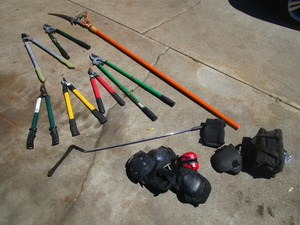 lot 419 image: SHEAR MAGIC TREE TRIMMER, ASSORTED PRUNING IMPLEMENTS AND SAFETY ITEMS