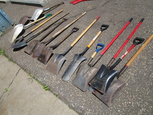 lot 422 image: STEEL SHOVELS