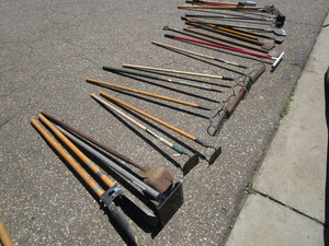 lot 423 image: LAWN AND GARDEN HAND TOOLS