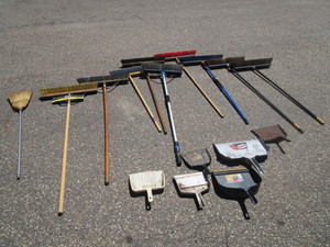 lot 424 image: INDUSTRIAL BROOMS AND DUST PANS