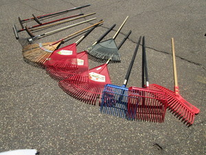 lot 425 image: LAWN RAKES AND SQUEEGEES