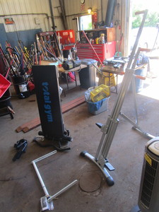 lot 433 image: TOTAL GYM, VERSA CLIMBER-STYLE MACHINE, AND A CHIN UP BAR