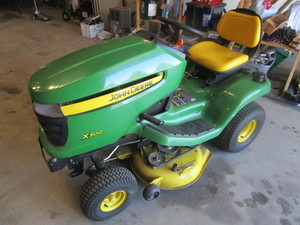 lot 102 image: JOHN DEERE RIDING LAWN MOWER