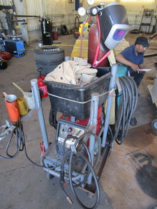 lot 440 image: LINCOLN WIRE FEED ARC WELDER AND MANY ACCESSORIES