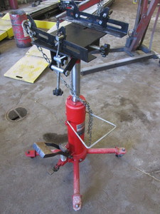 lot 446 image: TELESCOPING TRANSMISSION JACK
