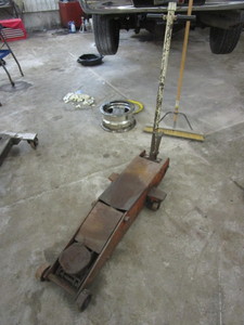lot 461 image: SEMI-TRUCK FLOOR JACK